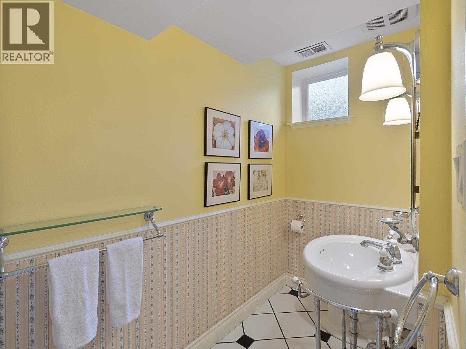 475 Southborough Drive Property Photo 9