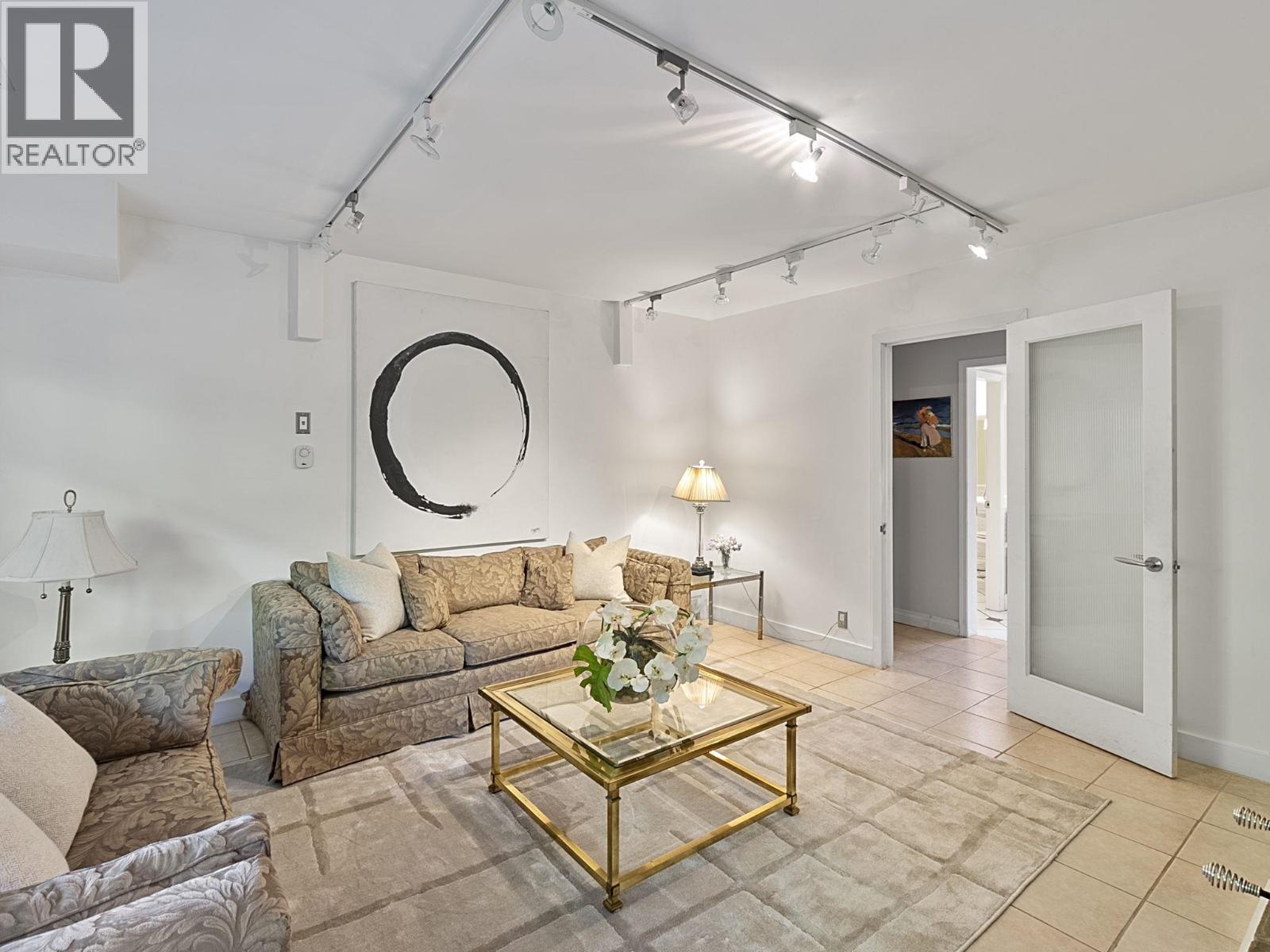 475 Southborough Drive Property Photo 10