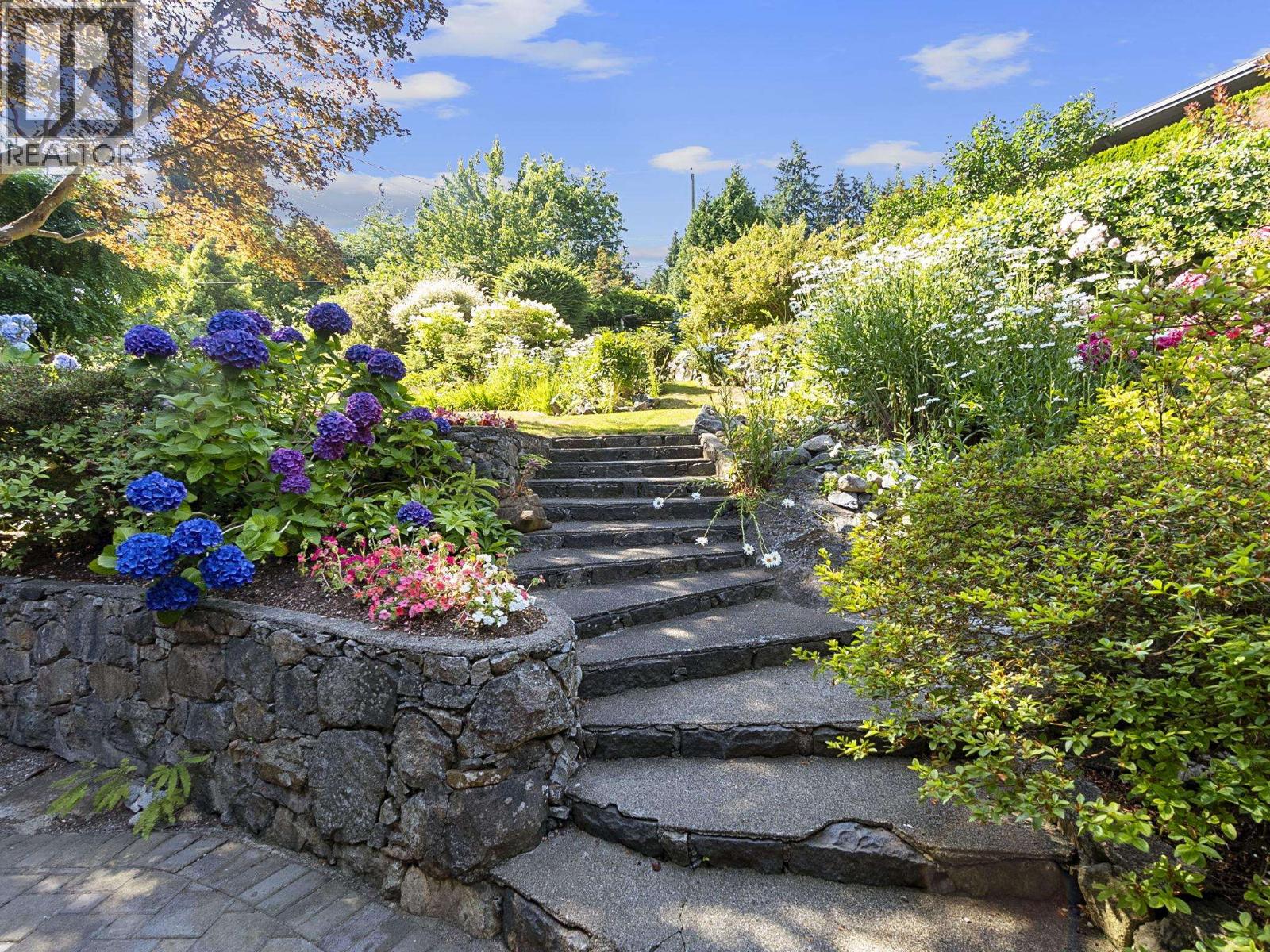 475 Southborough Drive Property Photo 28