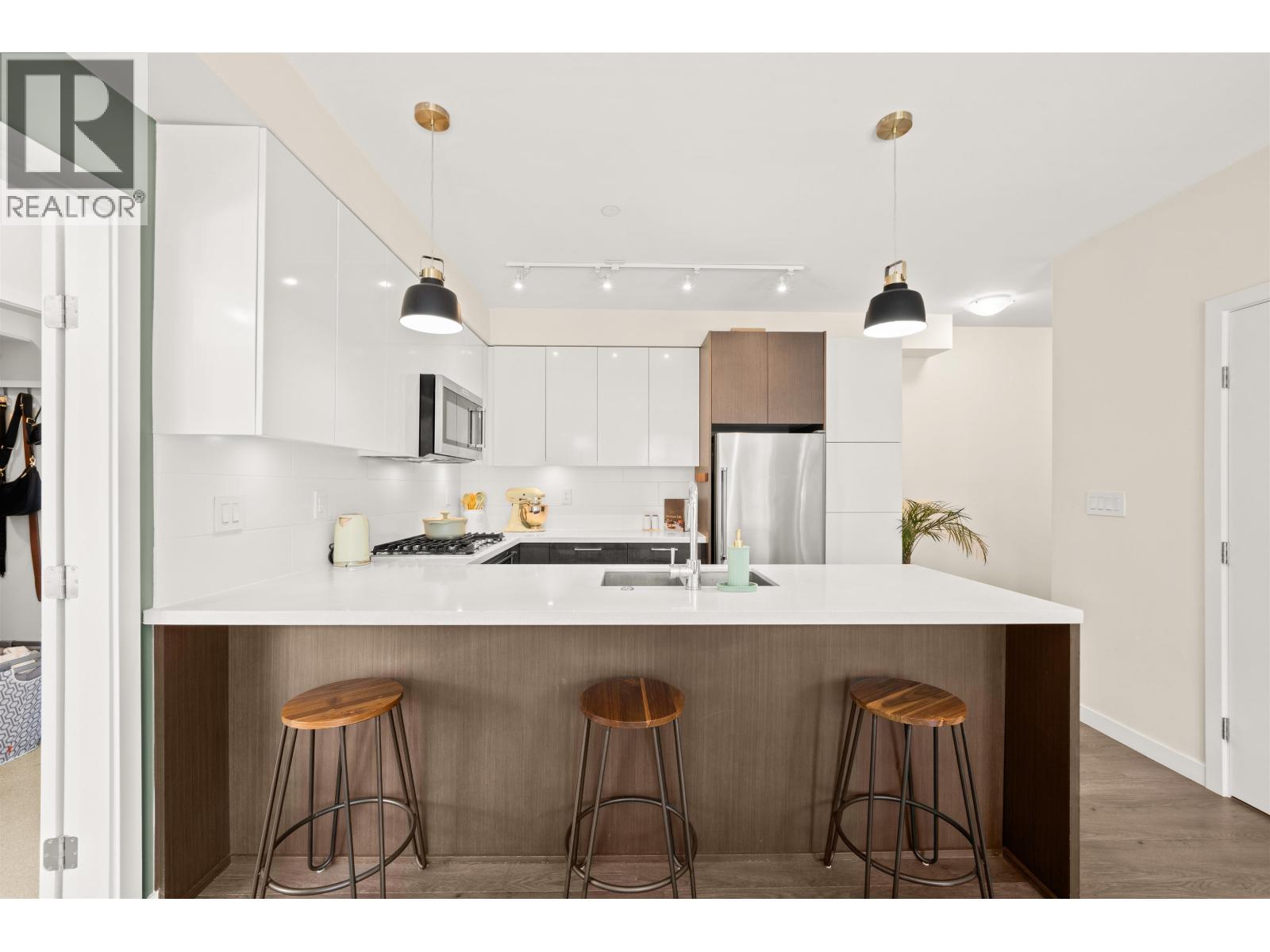 305 28 E ROYAL AVENUE Property Photo 1