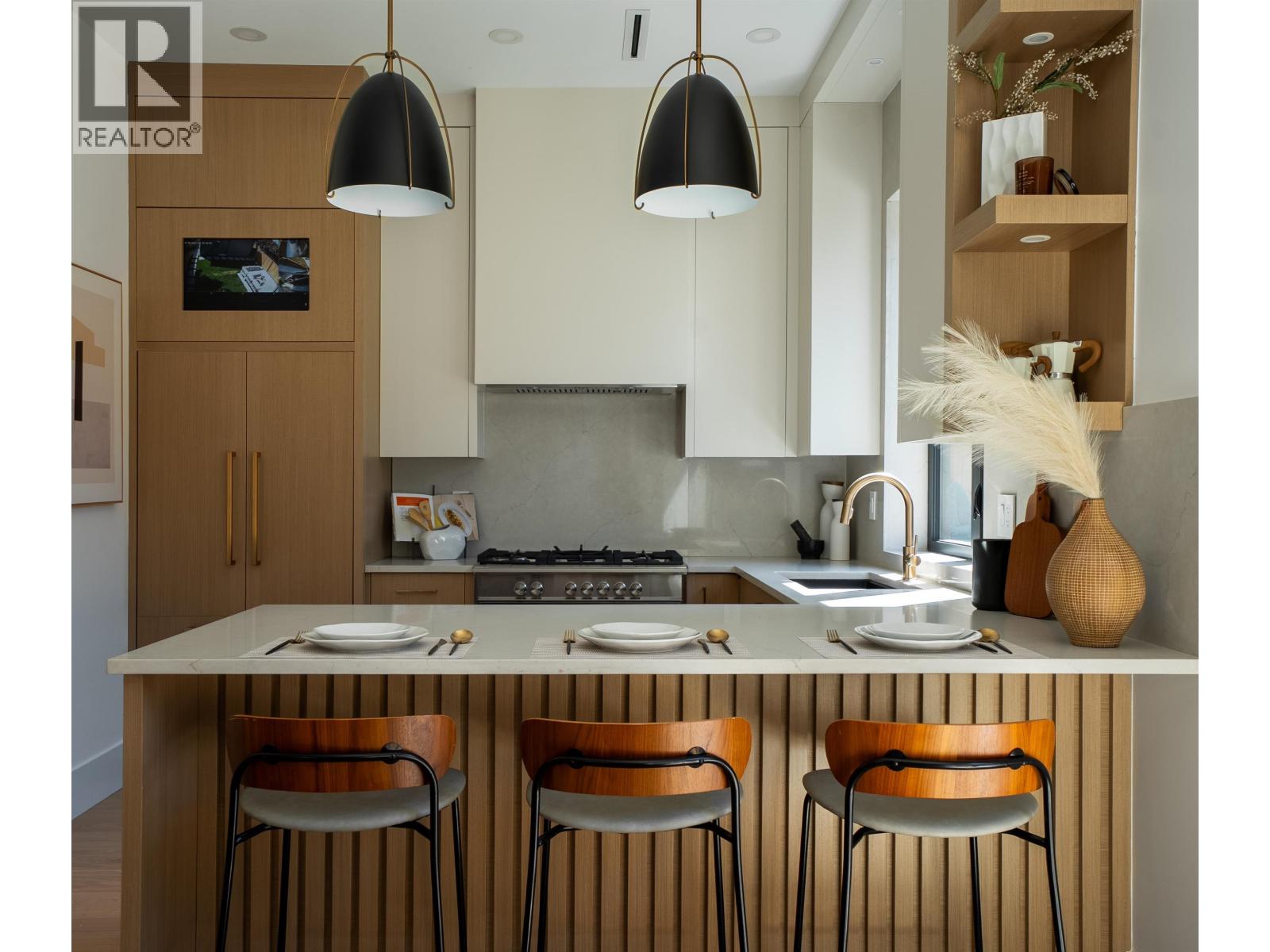 2 356 E 40TH AVENUE Property Photo 1