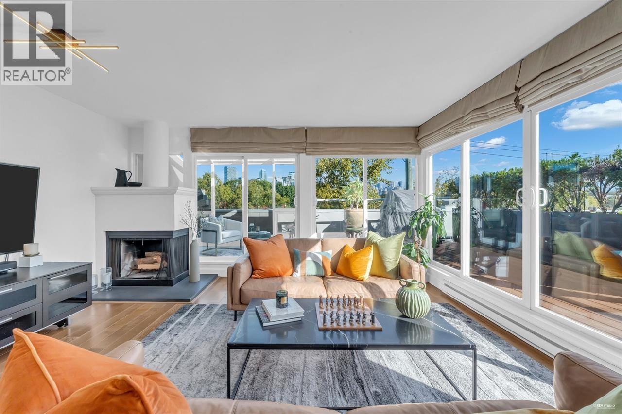 2243 OAK STREET Property Photo 1