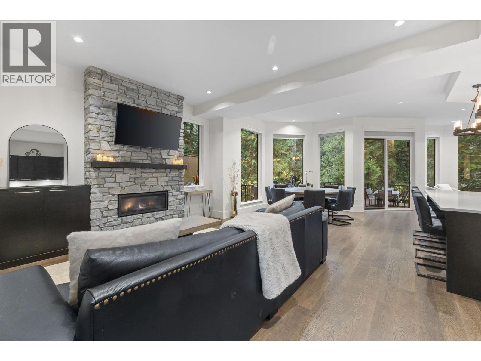 22 3295 Sunnyside Road Property Photo 1