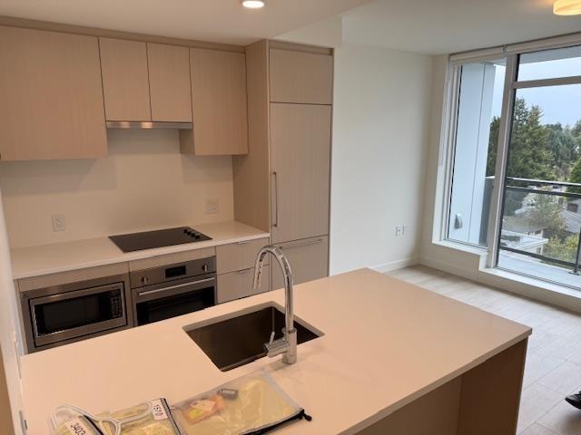 703 13675 107a Avenue Property Photo 5