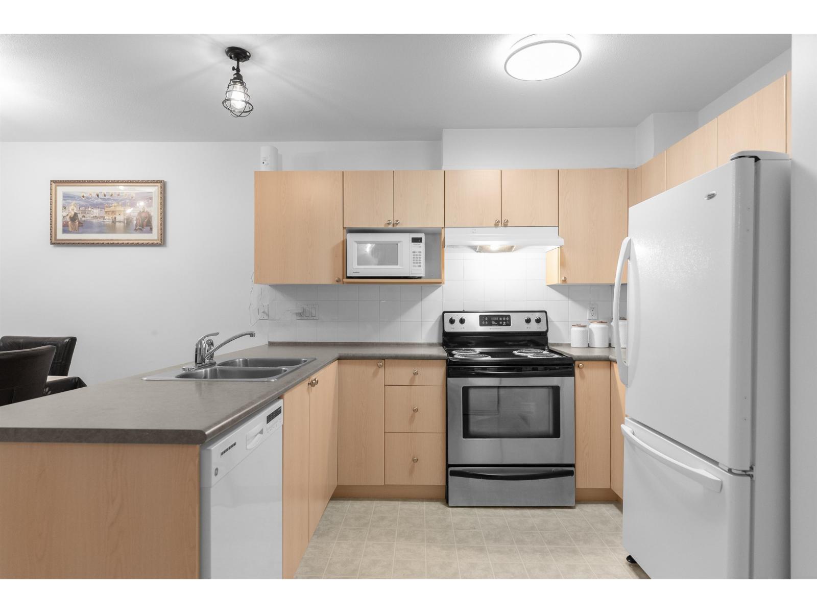56 6533 121 Street Property Photo 6