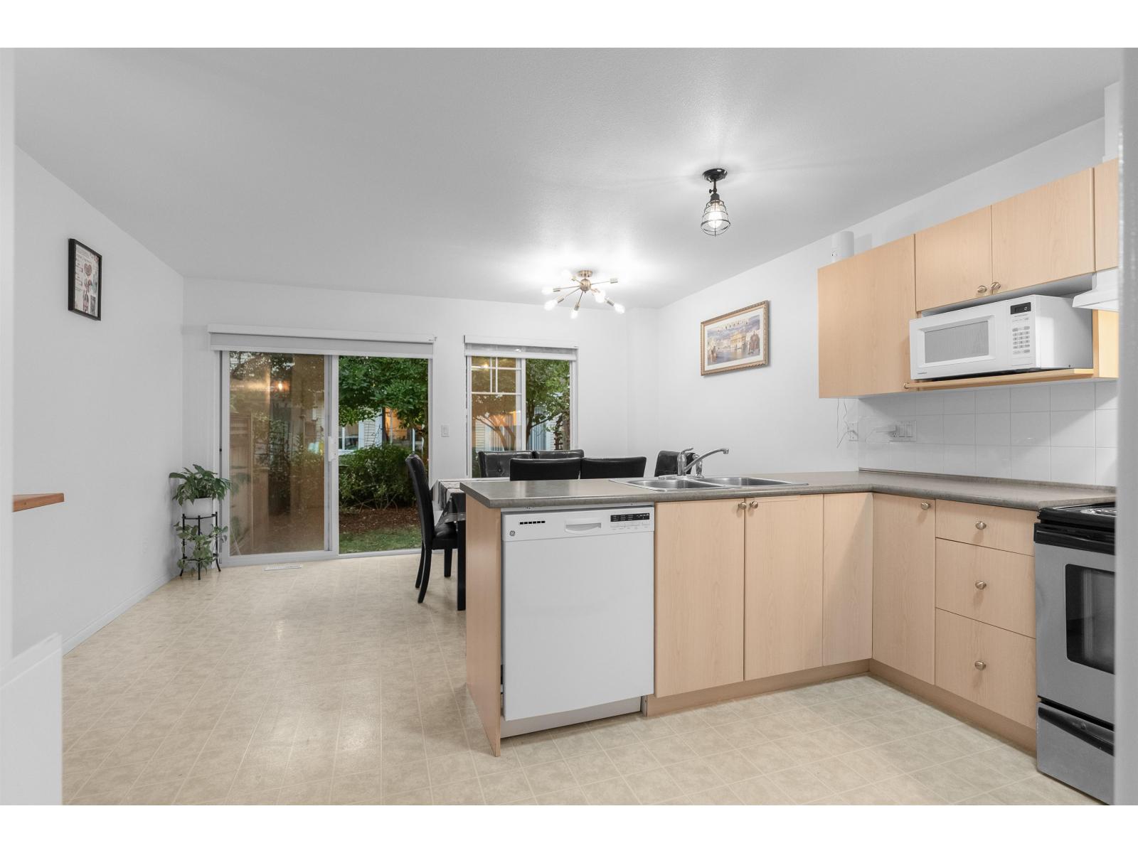 56 6533 121 Street Property Photo 7