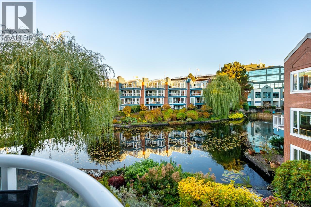 1551 Mariner Walk #204 Property Photo 1