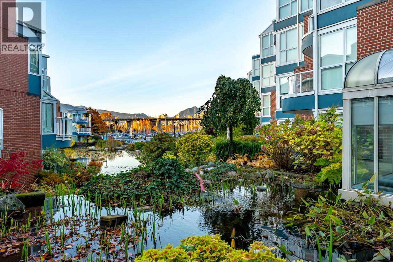 1551 Mariner Walk #204 Property Photo 5