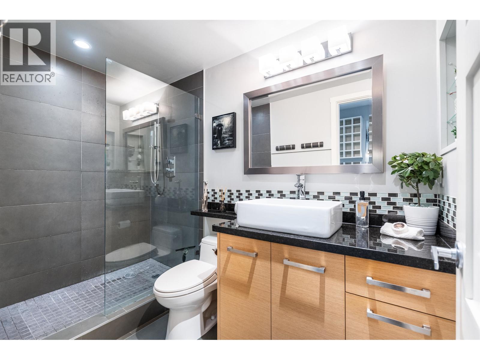 1551 Mariner Walk #204 Property Photo 22