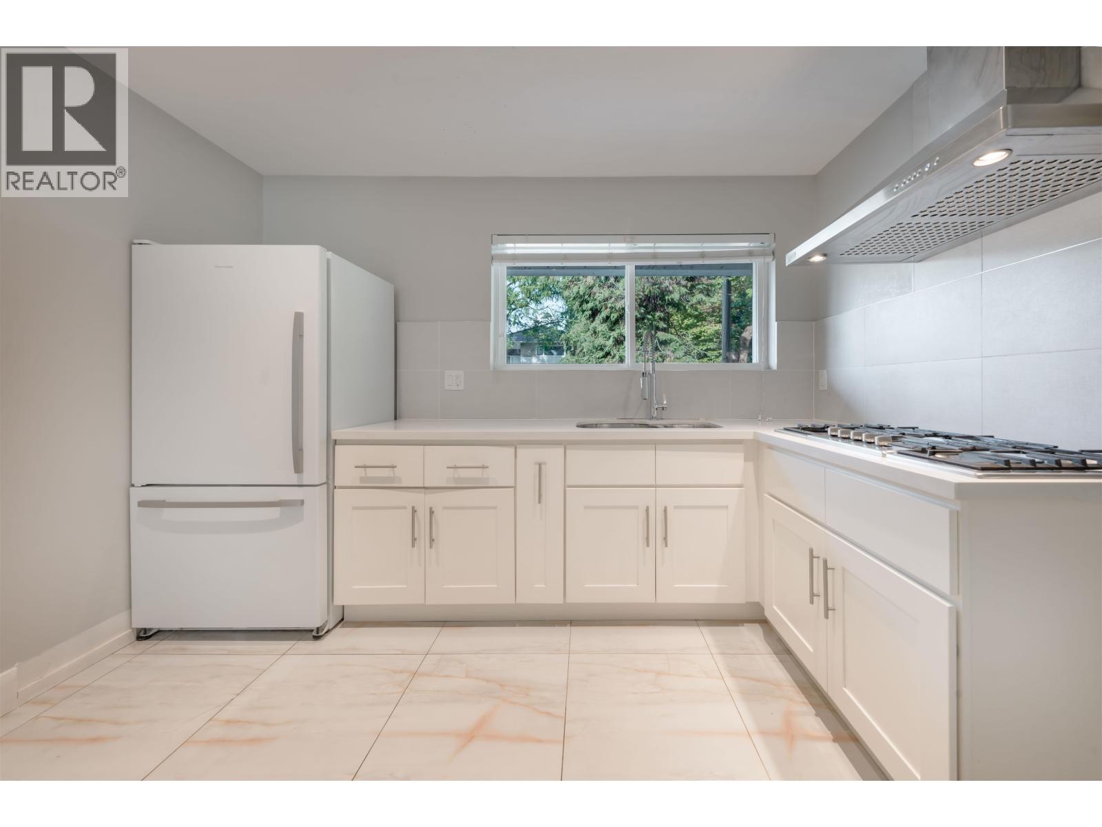 559 Bosworth Street Property Photo 8