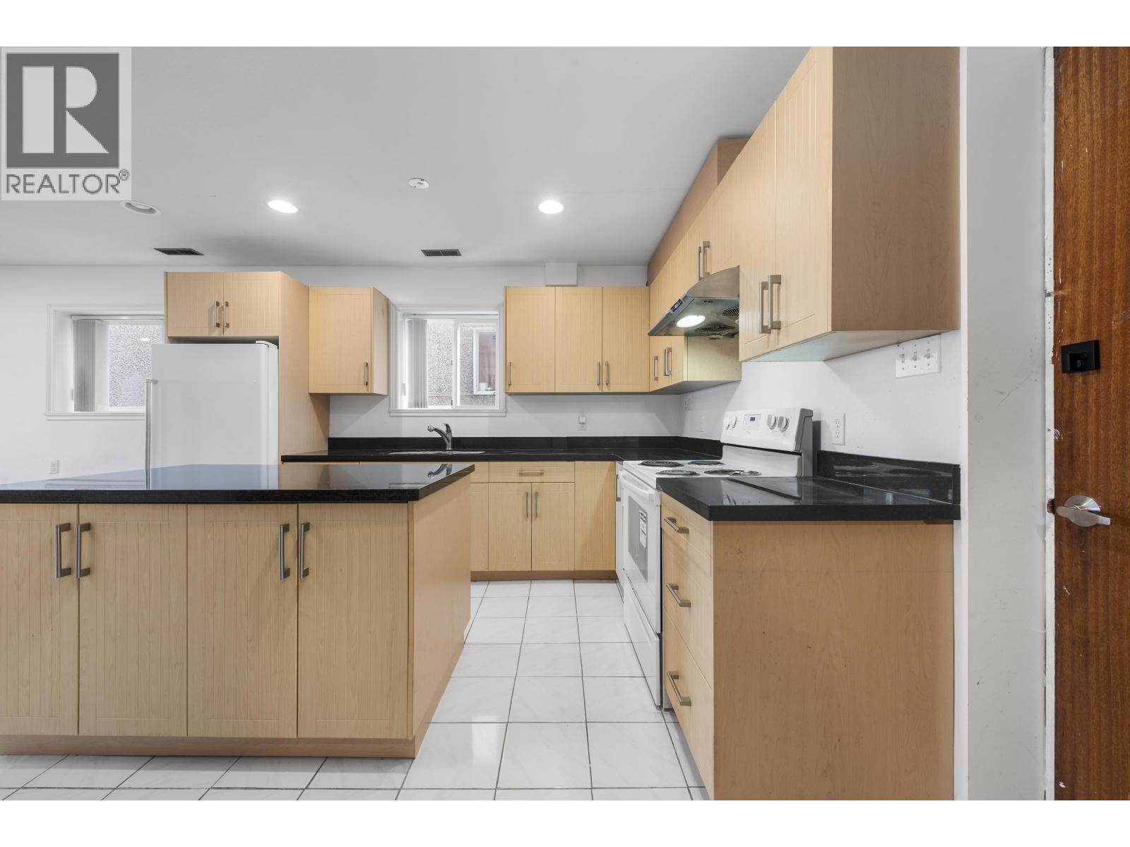 3220 East 19th Avenue Property Photo 9