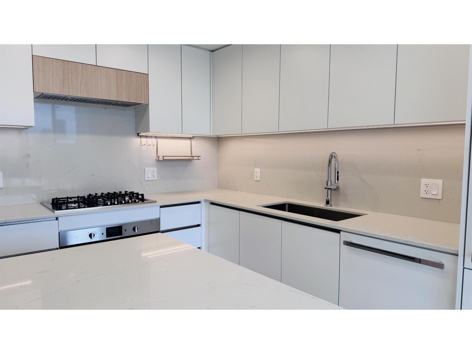 13573 98a #408 Property Photo 4