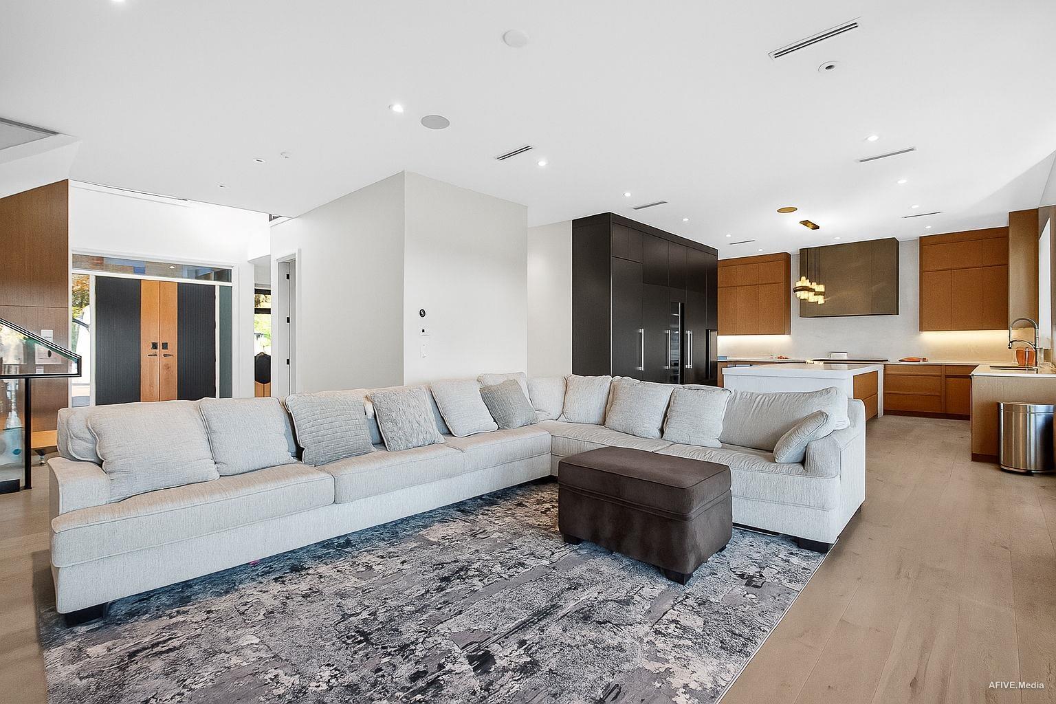 9376 164 Property Photo 9