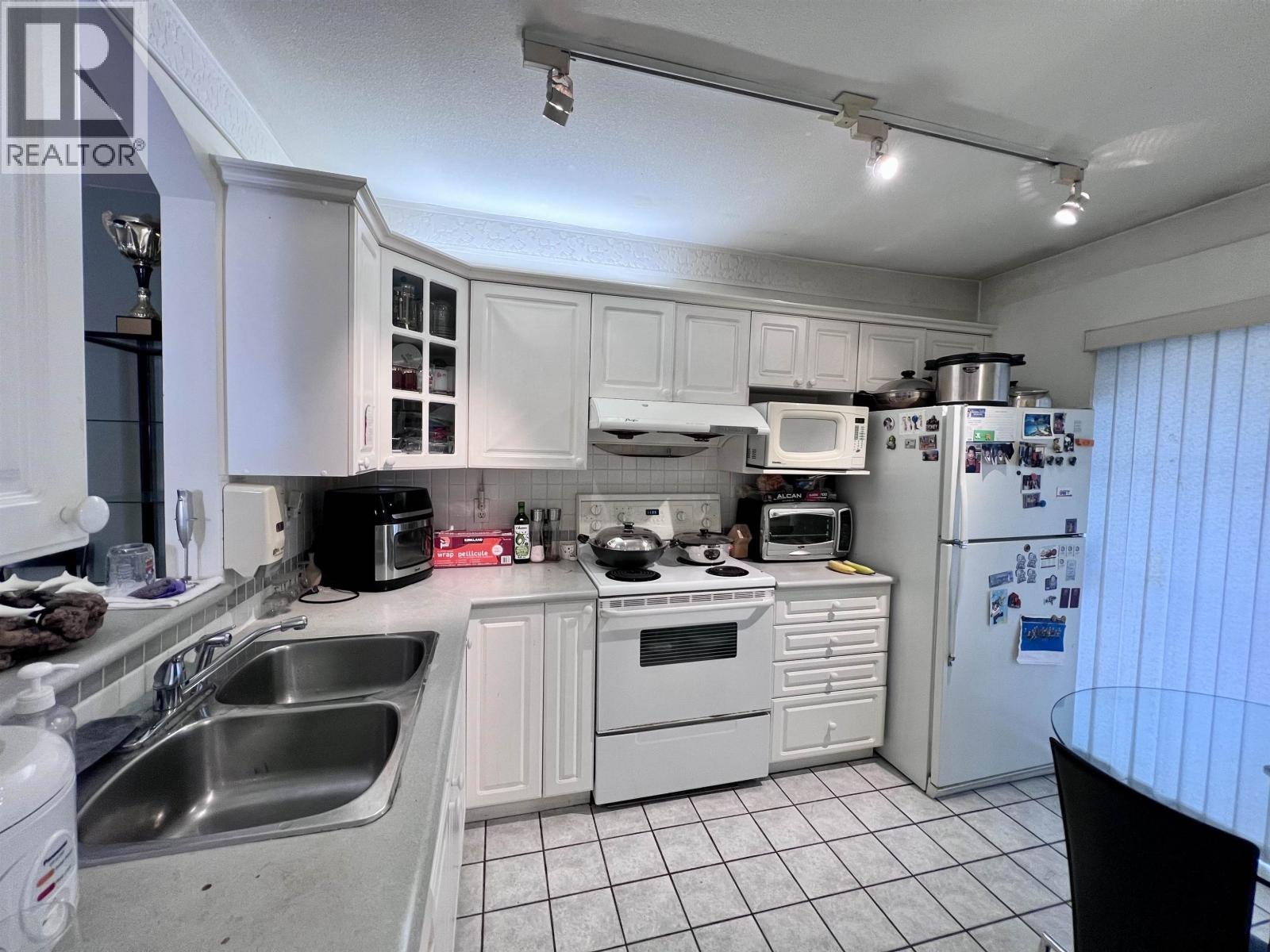 11 7488 Salisbury Avenue Property Photo 4