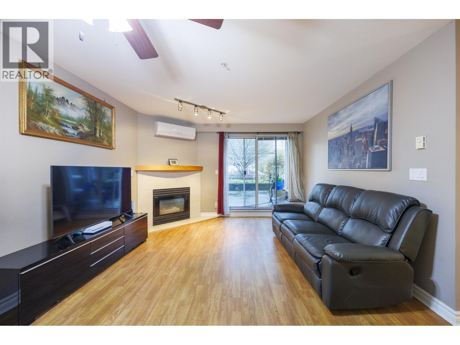 210 1163 The High Street Property Photo 2