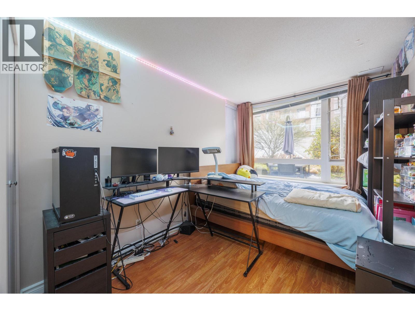 210 1163 The High Street Property Photo 6