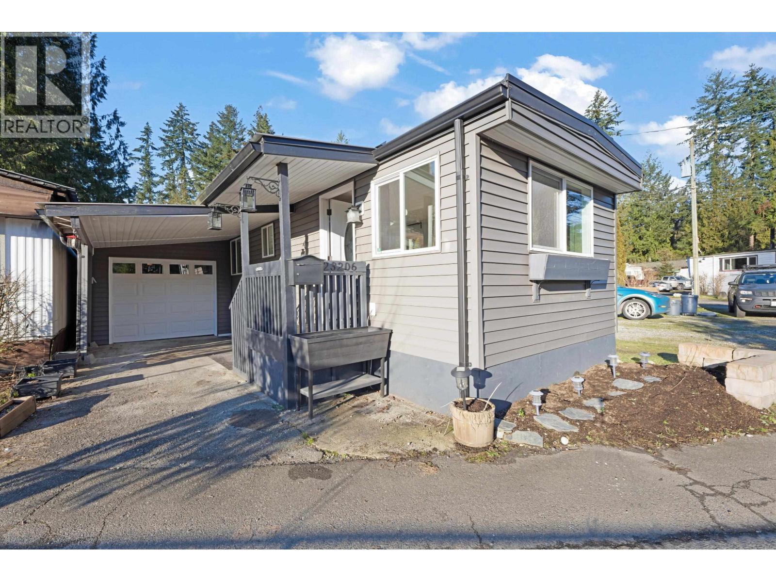 23206 Calvin Crescent Property Photo 2
