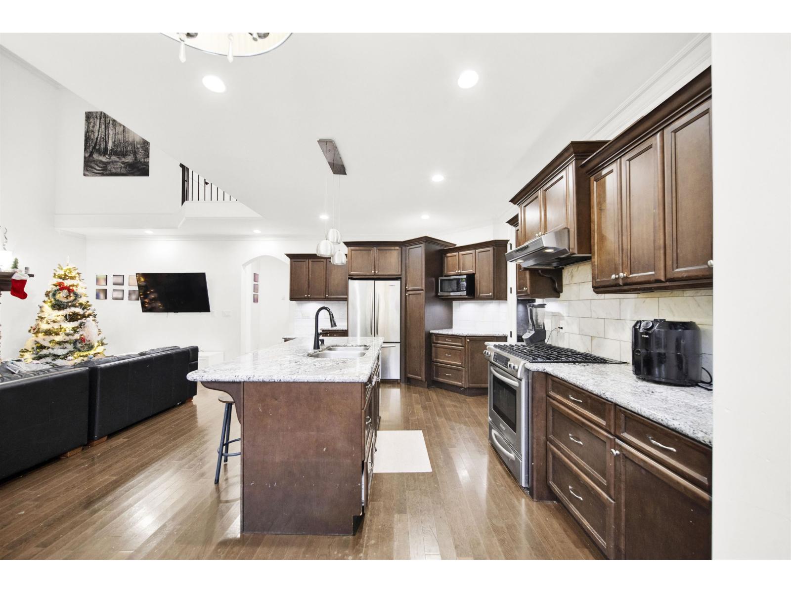9467 163 Street Property Photo 9