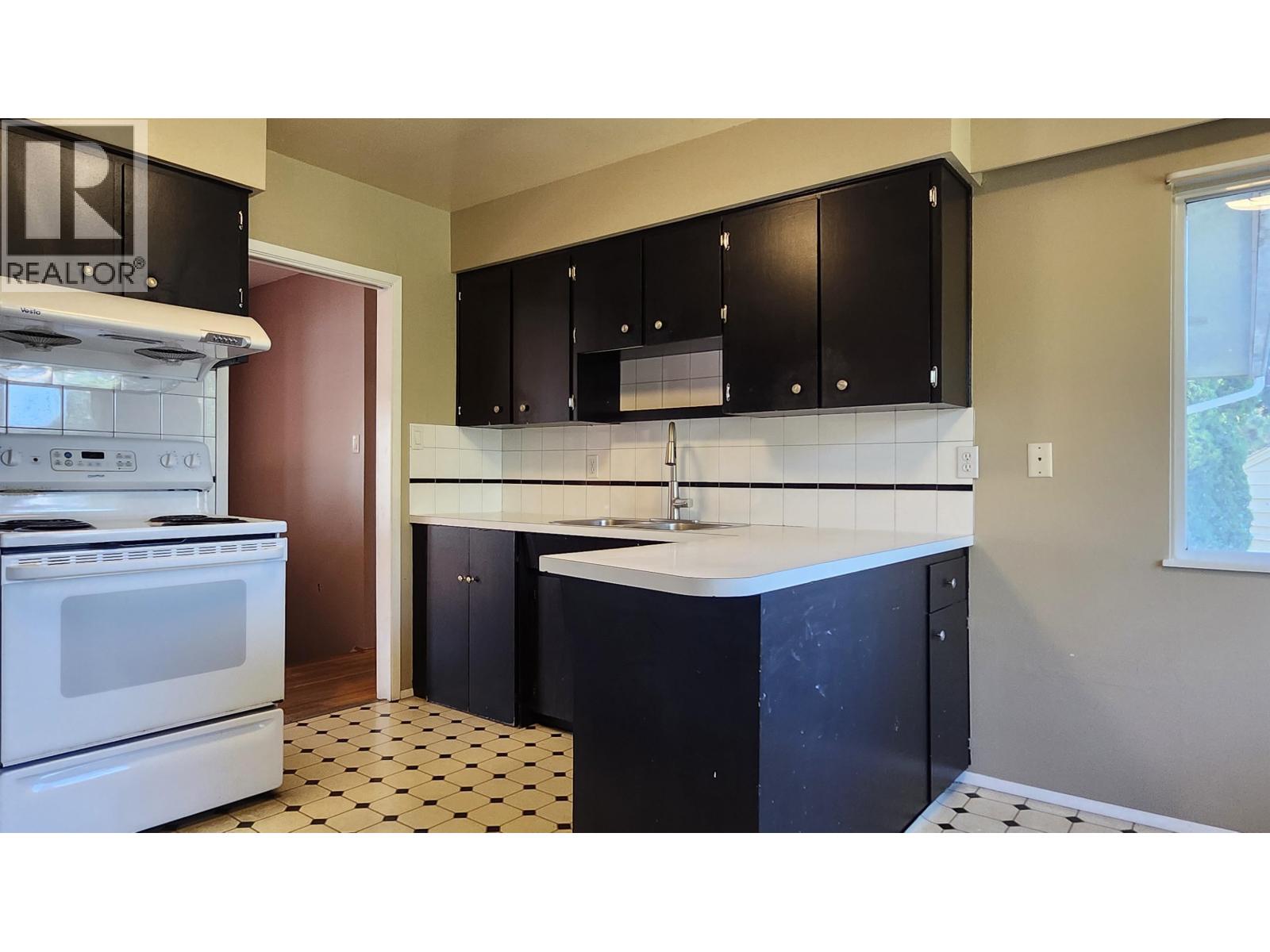 11400 Seafield Crescent Property Photo 6