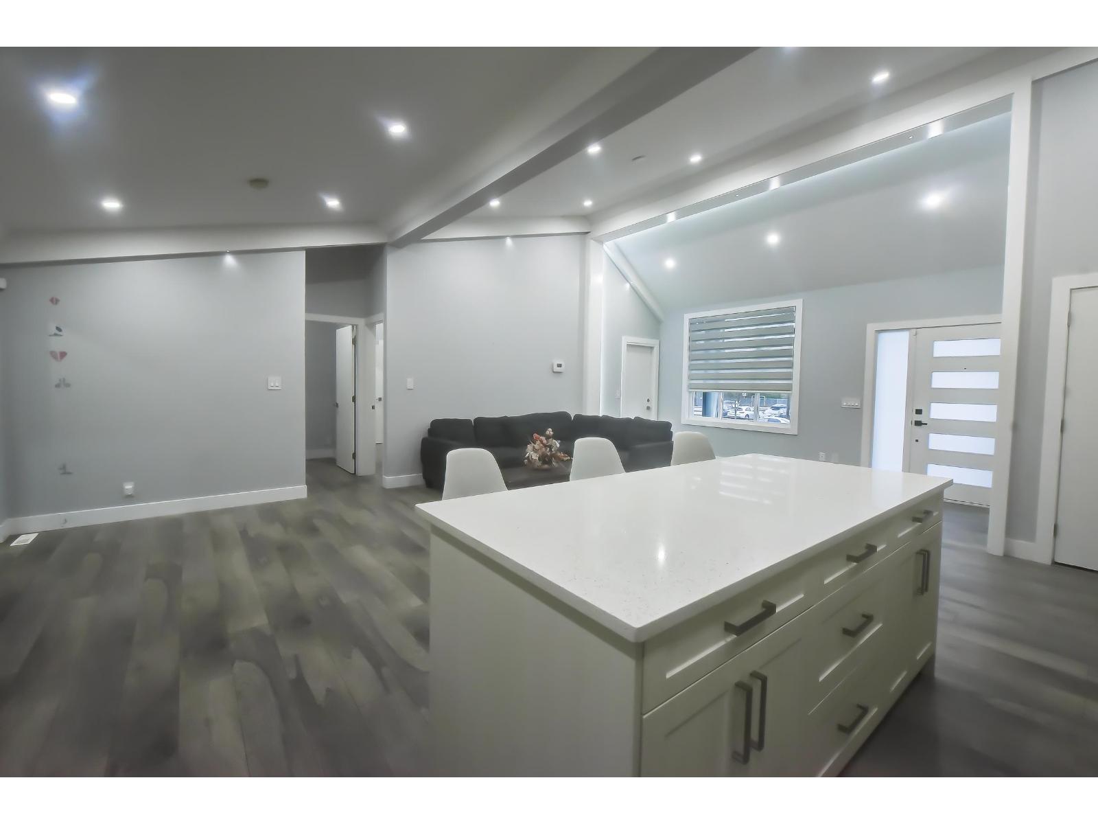 1675 136 Street Property Photo 5