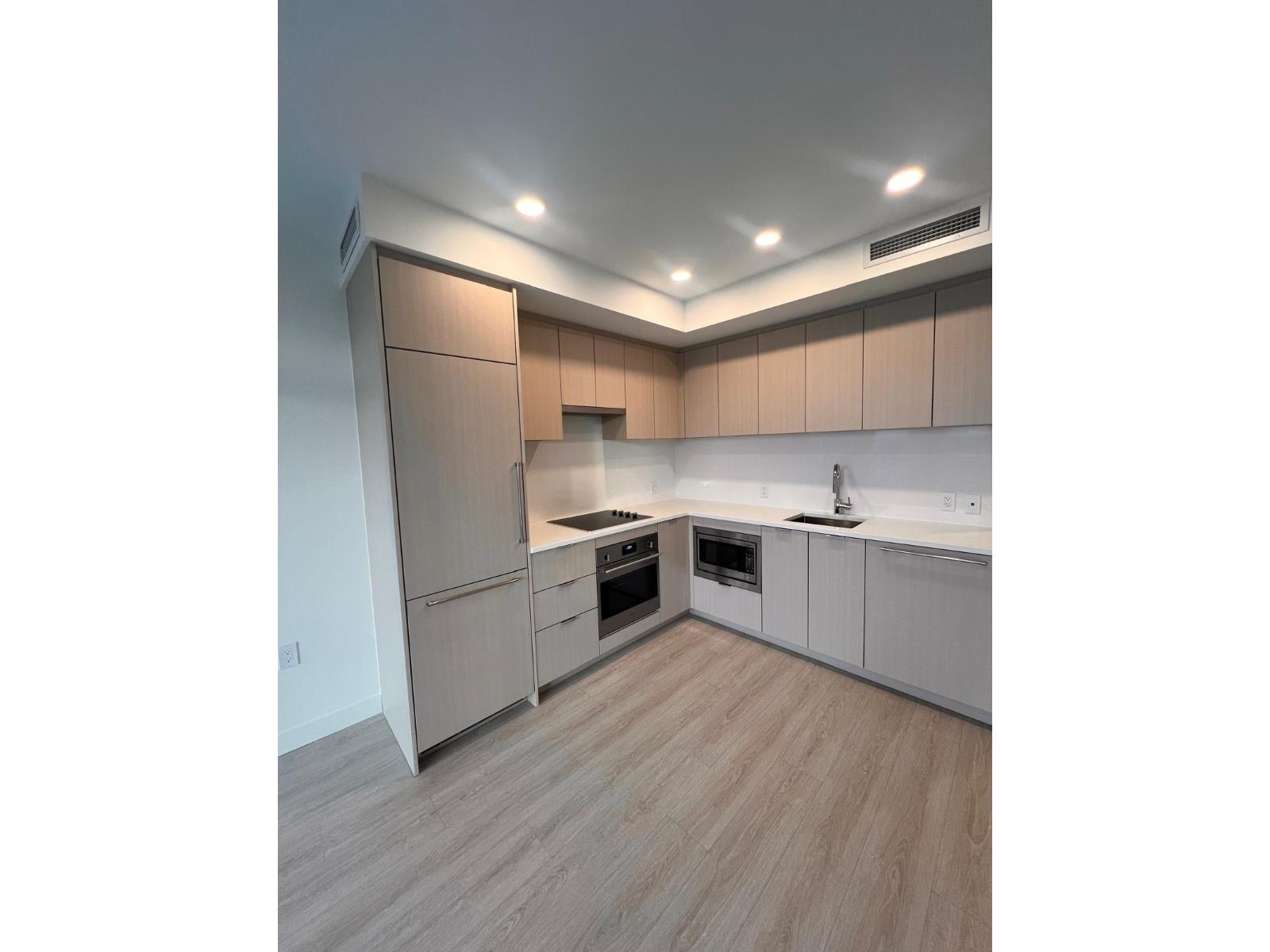 606 13675 107a Avenue Property Photo 1