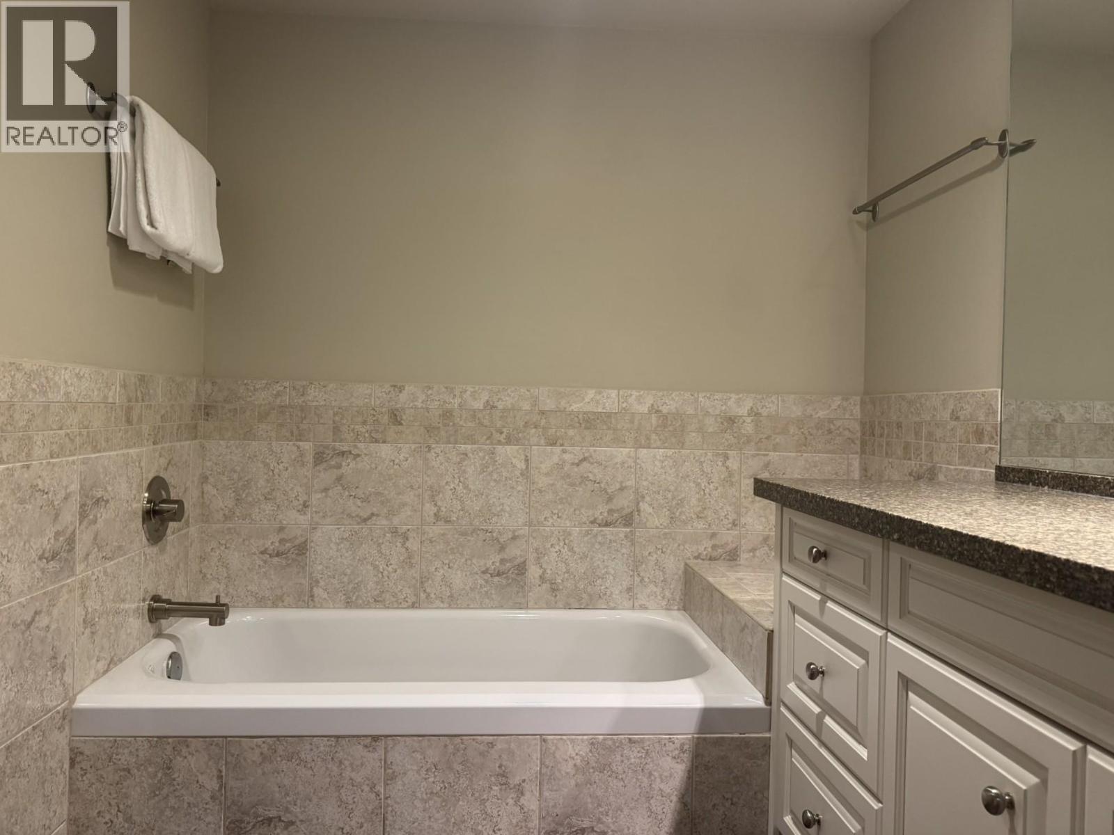 207/307 4321 Village Gate (week 9) Boulevard Property Photo 14
