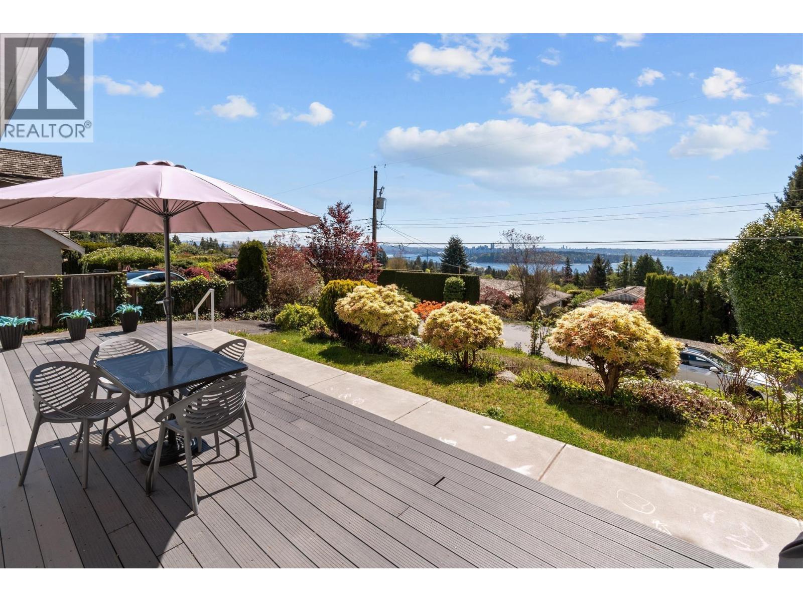 1895 Rosebery Avenue Property Photo 5