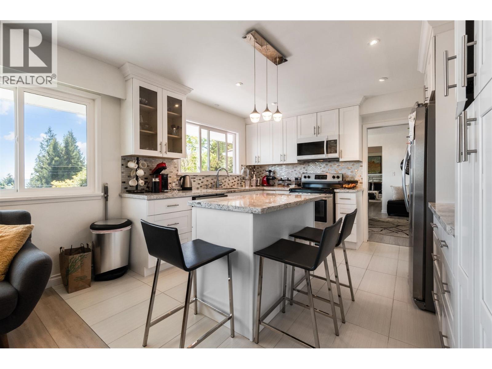 1895 Rosebery Avenue Property Photo 6