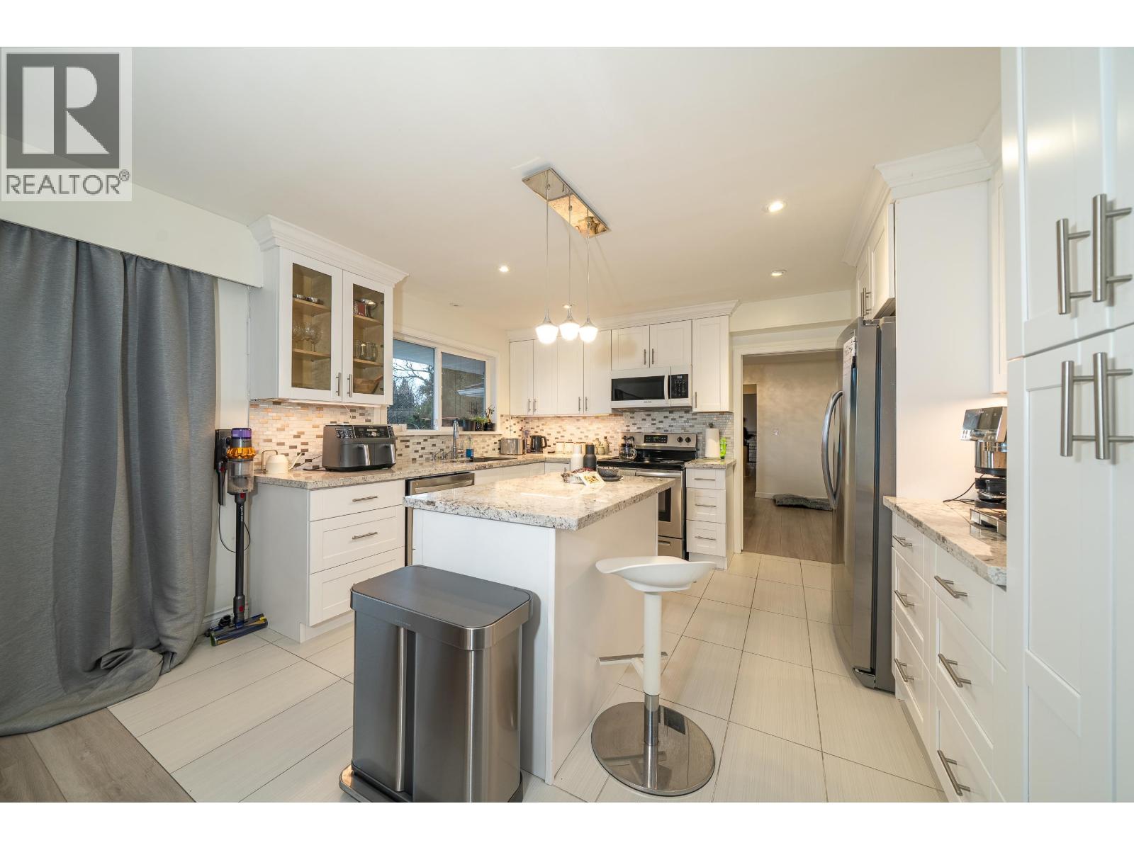 1895 Rosebery Avenue Property Photo 8