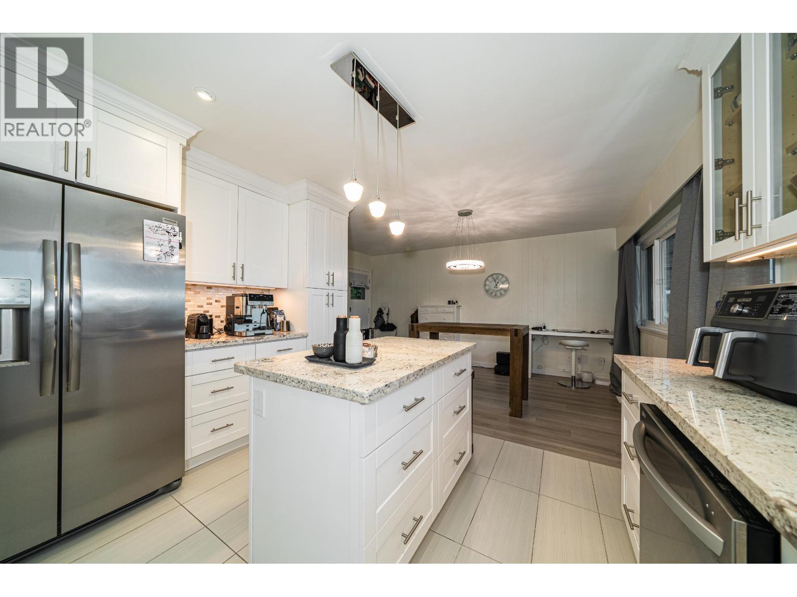1895 Rosebery Avenue Property Photo 9