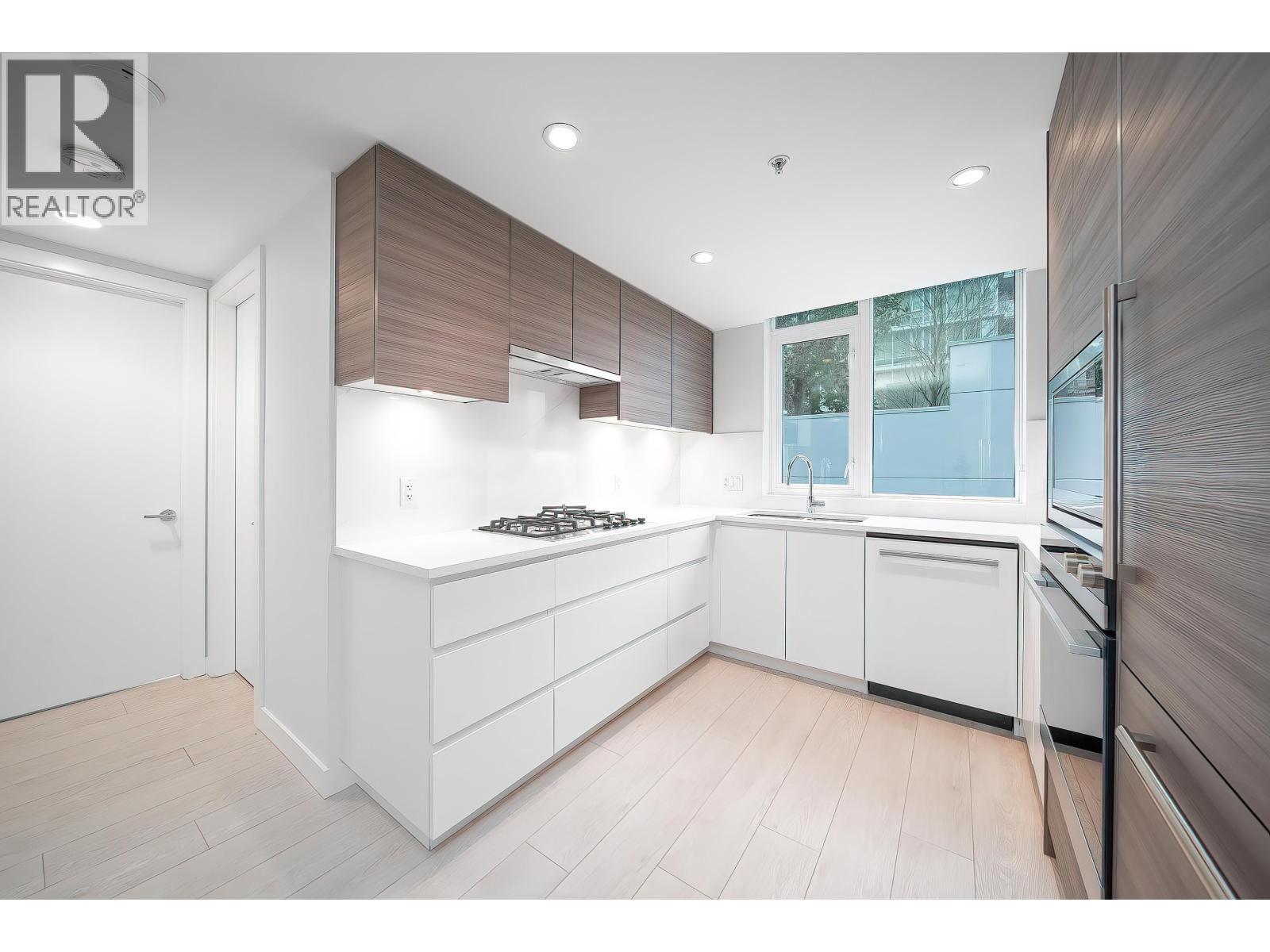 512 6833 Buswell Street Property Photo 8