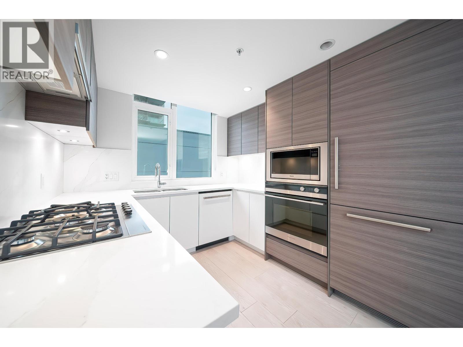 512 6833 Buswell Street Property Photo 10