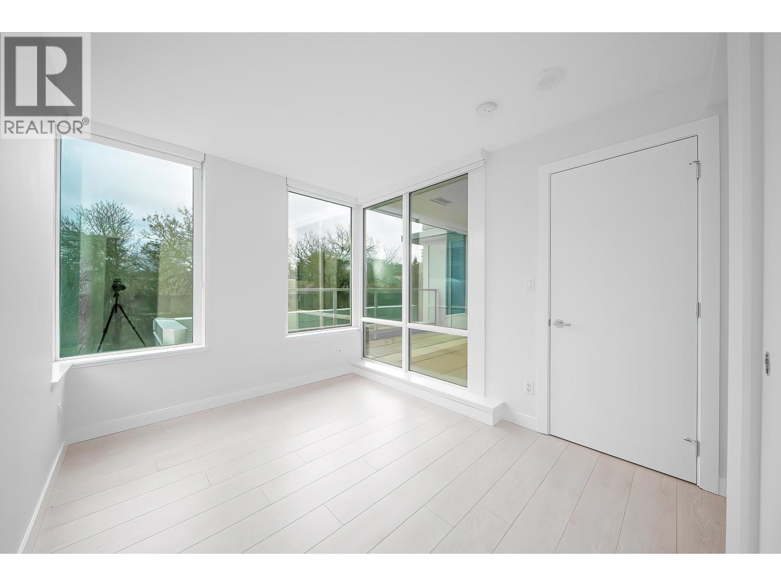 512 6833 Buswell Street Property Photo 11