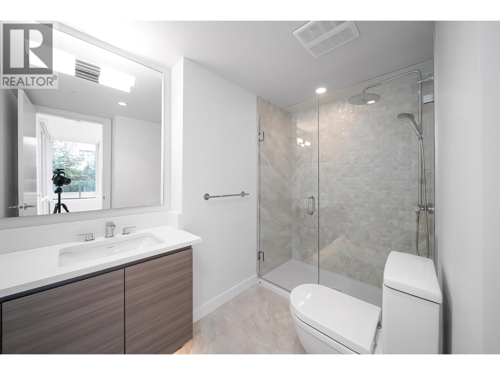 512 6833 Buswell Street Property Photo 14