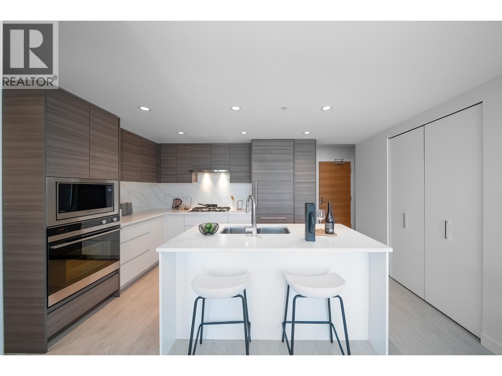 1706 6833 Buswell Street Property Photo 9