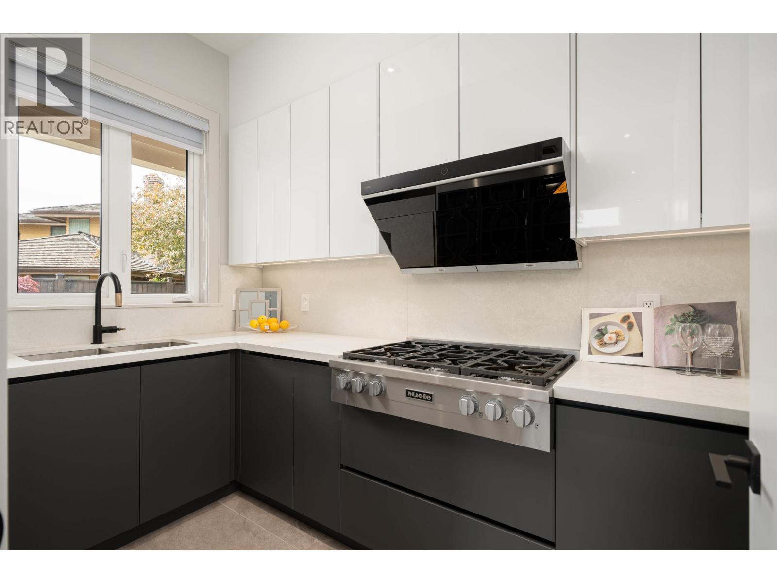 6571 Whiteoak Drive Property Photo 19