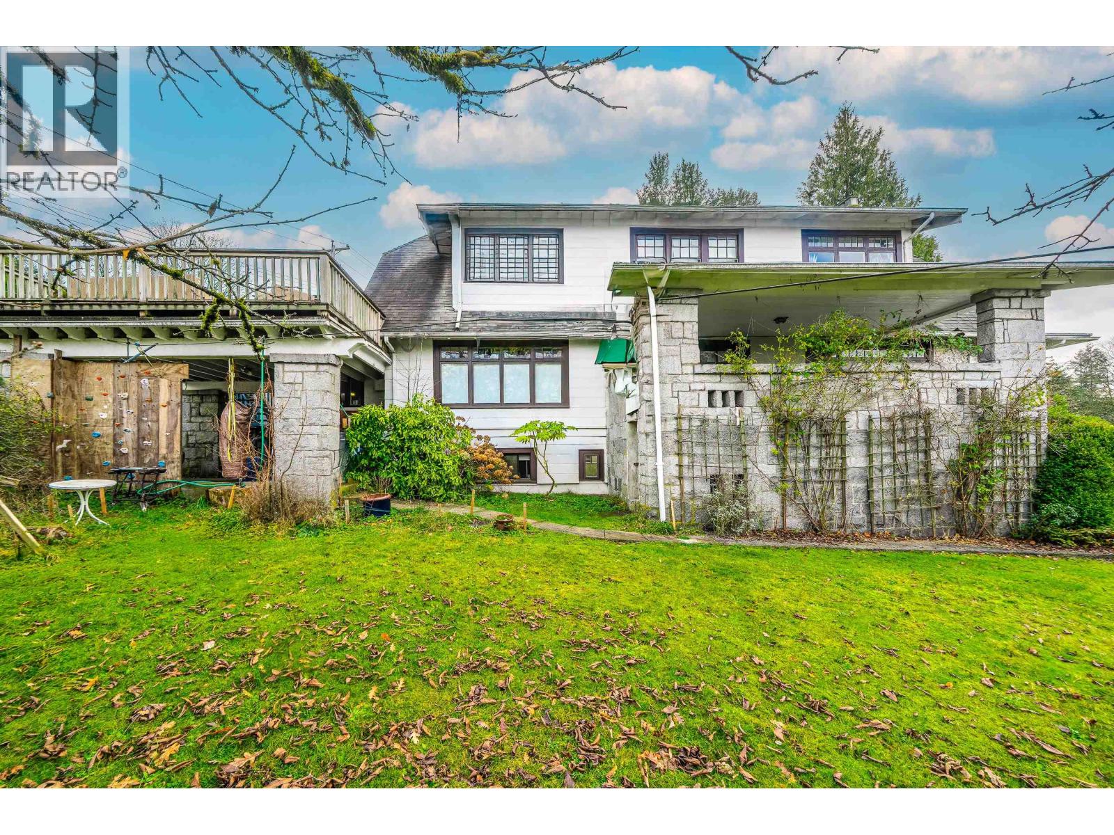 1989 W King Edward Avenue Property Photo 3