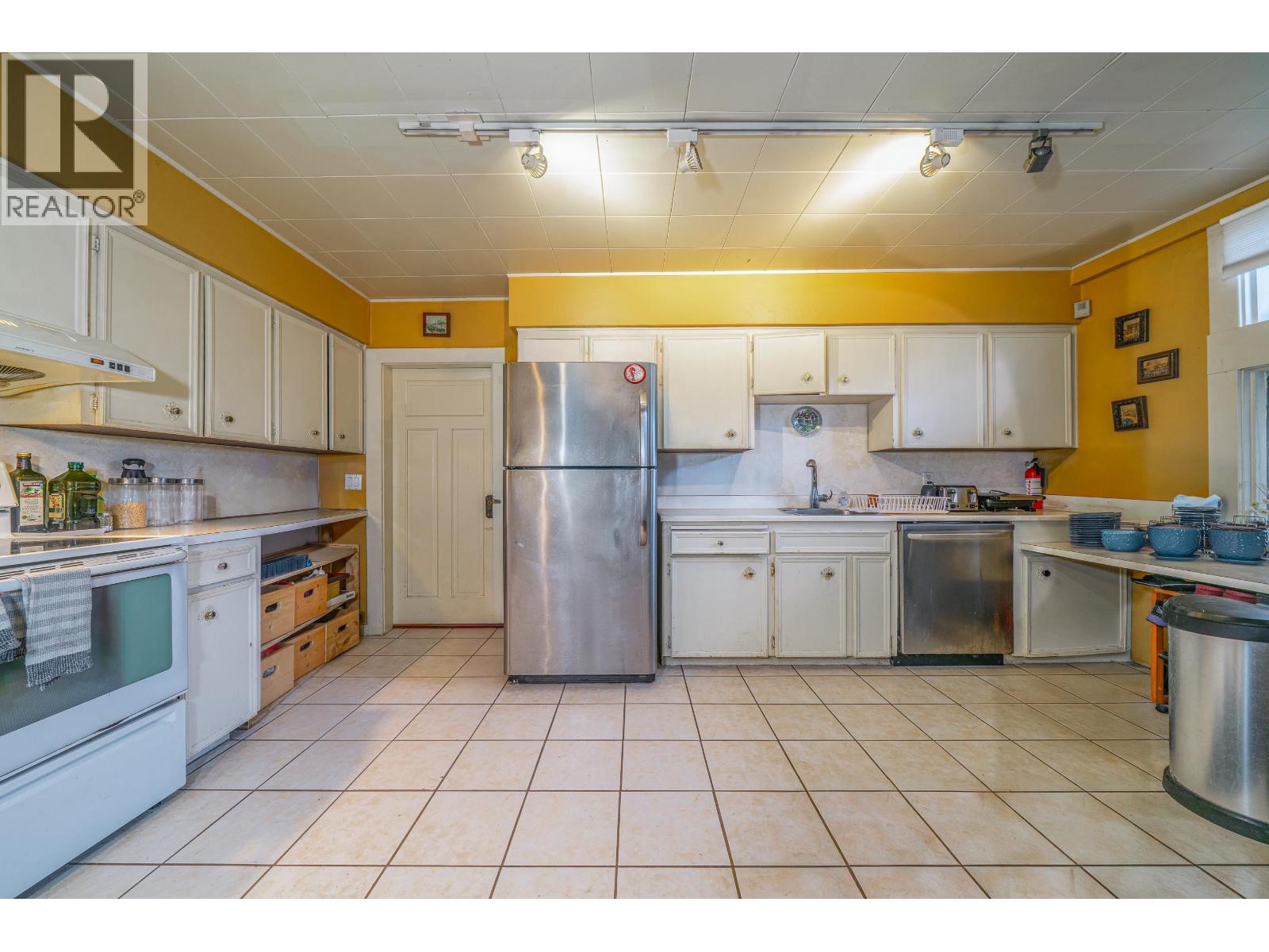 1989 W King Edward Avenue Property Photo 13