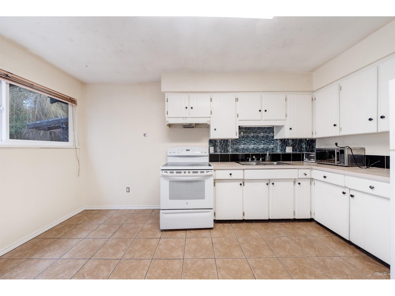 9687 131 Street Property Photo 8