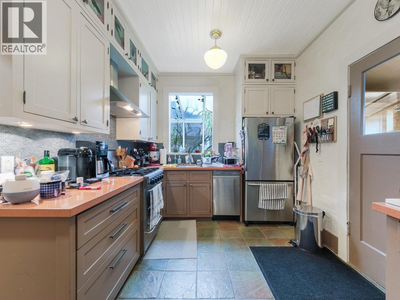 482 W 17th Avenue Property Photo 6