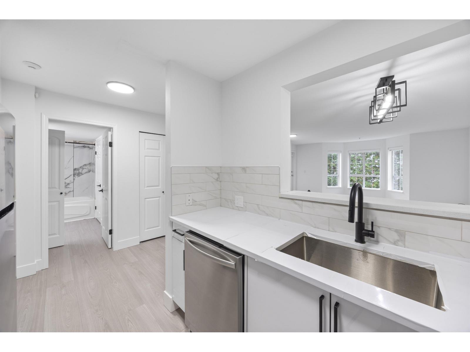 218 15268 105 Avenue Property Photo 11