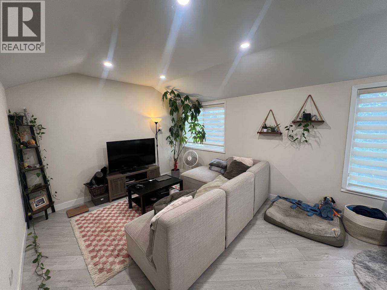 560 SPRINGER AVENUE Property Photo 1