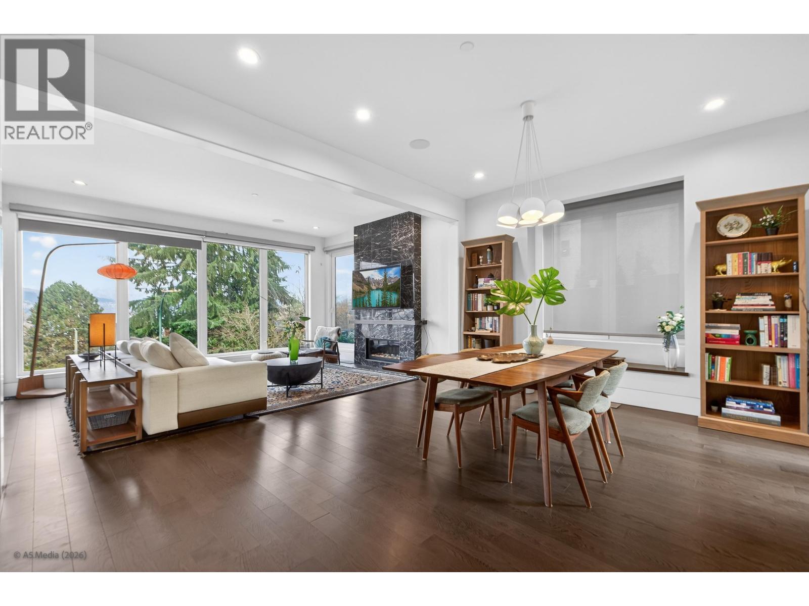 4350 Locarno Crescent Property Photo 4