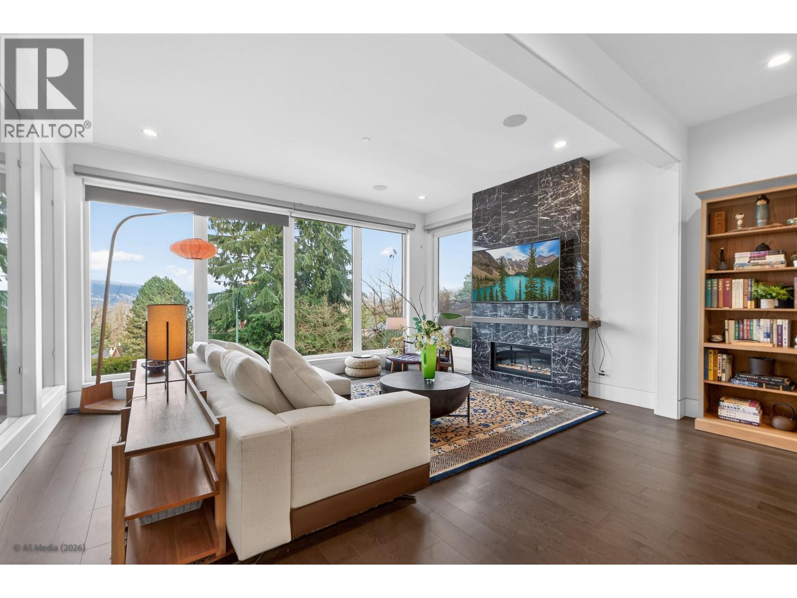 4350 Locarno Crescent Property Photo 7