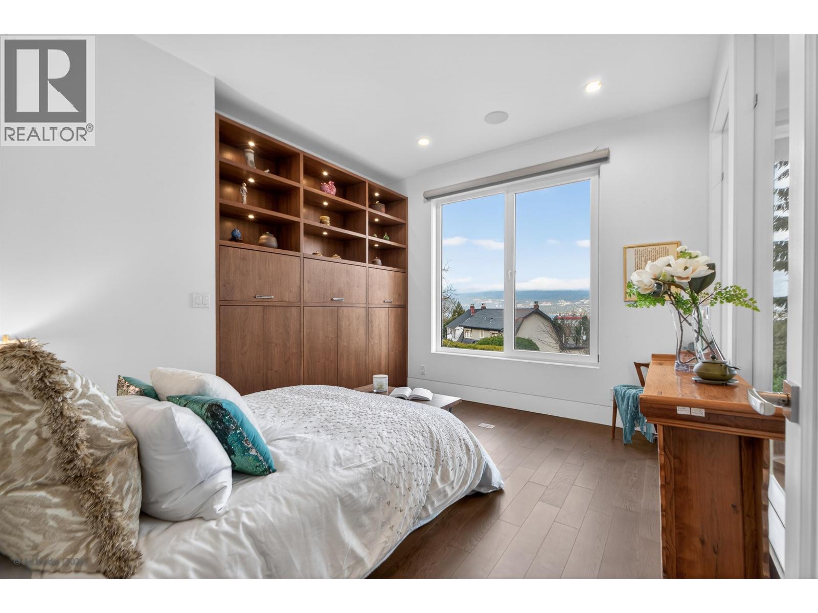 4350 Locarno Crescent Property Photo 12