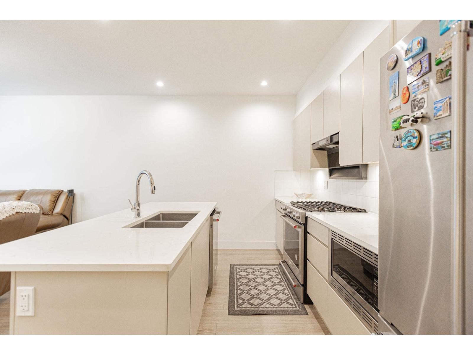152 16433 19 Avenue Property Photo 1