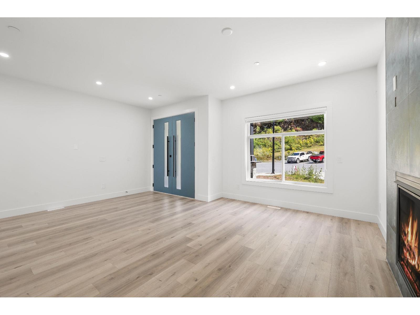 8587 Forest Gate Drive Property Photo 4