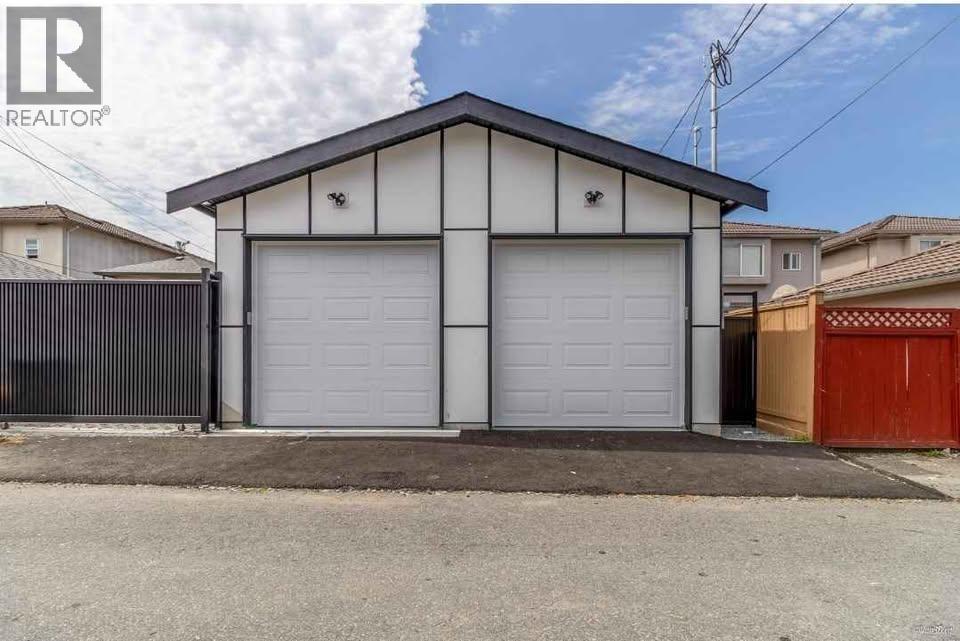 5092 Clarendon Street Property Photo 5