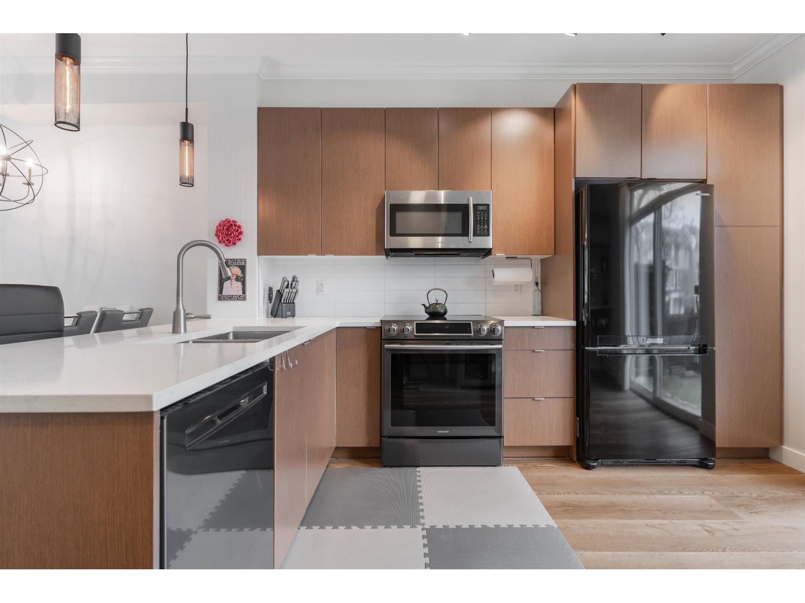 118 19505 68A AVENUE Property Photo 1