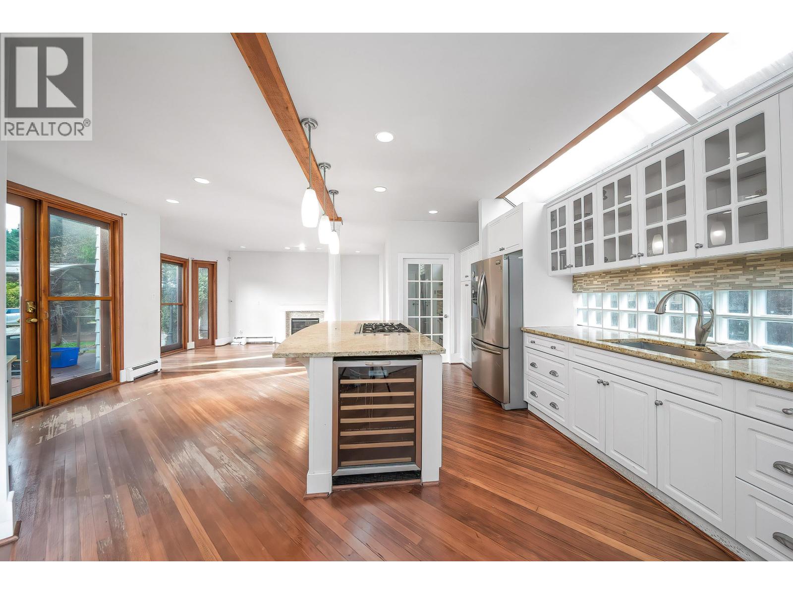 992 3rd Street Property Photo 2